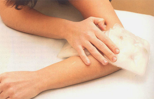 Une compresse froide ralentira la propagation du poison à travers les tissus.