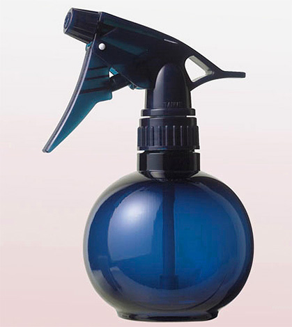 Il est préférable que le remède contre les punaises de lit soit déjà conditionné dans des boîtes ou après dilution, il peut être pulvérisé à l'aide d'un flacon pulvérisateur conventionnel.