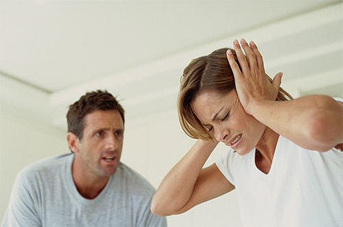 Si vous fuyez dans un rêve des frelons qui volent derrière vous, alors dans la vie, vous essayez très probablement de fermer les yeux sur les problèmes existants, vous trompant ainsi vous-même et les autres.