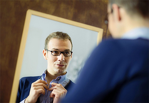 Selon certains livres de rêves, un frelon dans un rêve peut signifier une rencontre avec une personne égoïste et trompeuse.