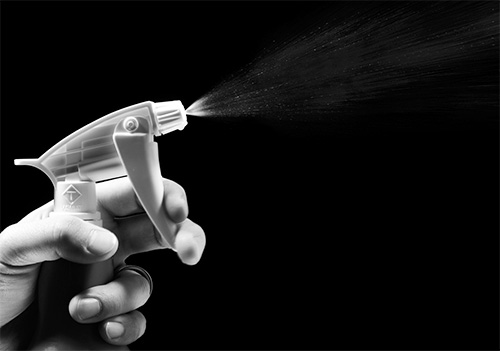 L'utilisation de concentrés insecticides, qui doivent d'abord être dilués avec de l'eau puis pulvérisés à l'aide d'un flacon pulvérisateur, est également très efficace.