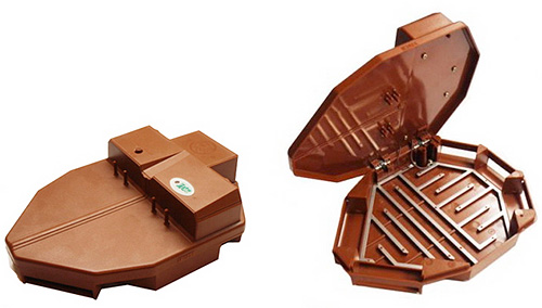 La photo montre un exemple de piège électrique pour les cafards - les insectes qui s'y trouvent sont détruits par une décharge électrique