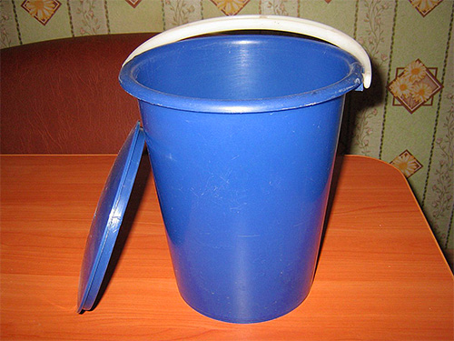 La méthode consistant à noyer un nid de frelons dans un seau est assez difficile à réaliser, mais assez efficace.