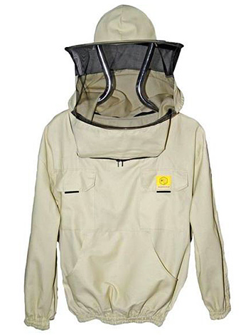 Avant de procéder à la destruction des frelons, il convient de mettre un costume d'apiculteur