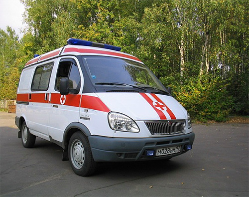 Si une guêpe a mordu un enfant à l'œil, il vaut mieux ne pas hésiter et appeler une ambulance