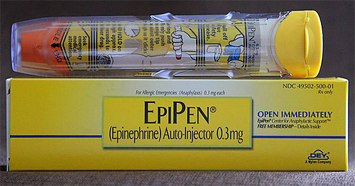 La photo montre un exemple d'auto-injecteur d'épinéphrine (adrénaline).