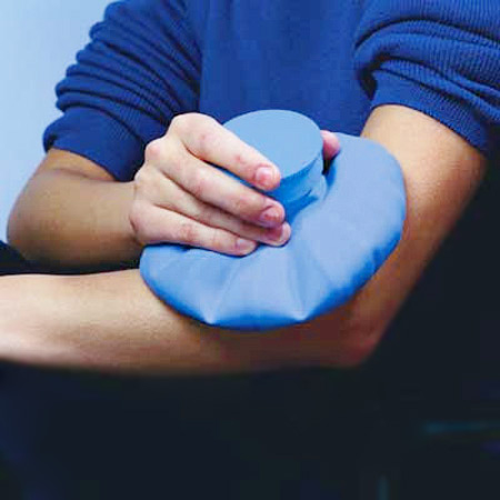 Une compresse froide après une piqûre de guêpe aide à éviter les démangeaisons et l'enflure dans la zone touchée.