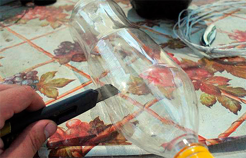 Lors de la première étape de fabrication du piège, la partie supérieure de la bouteille avec le goulot est coupée de la bouteille.