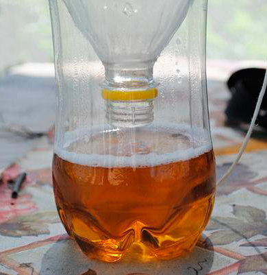 Il est nécessaire d'insérer fermement l'entonnoir résultant dans le fond de la bouteille.