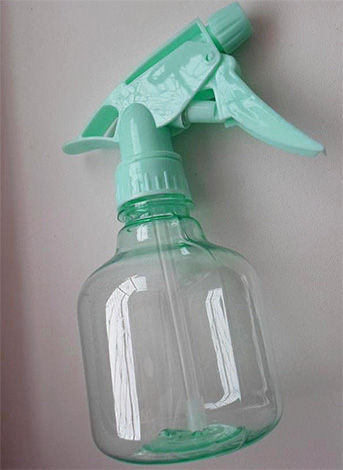 Les préparations concentrées sont diluées avec de l'eau conformément aux instructions, puis pulvérisées dans l'appartement à l'aide d'un pistolet pulvérisateur classique.