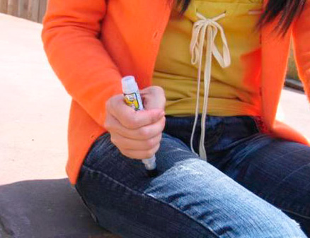 L'auto-injecteur d'adrénaline doit être utilisé immédiatement après la morsure, sans attendre les signes d'une réaction allergique (elle peut se développer très rapidement).