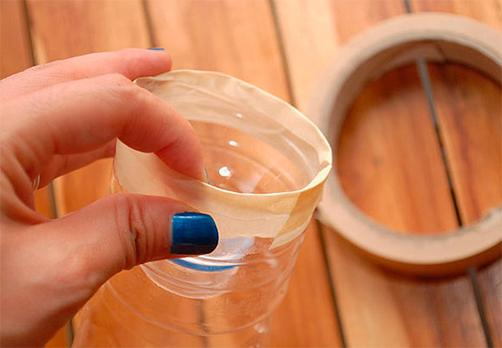 Le haut de la bouteille est coupé et fermement inséré dans le fond.