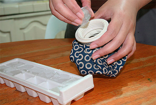 Une compresse froide peut réduire la gravité du gonflement des tissus affectés et réduire le taux d'absorption du venin d'insecte dans le sang.