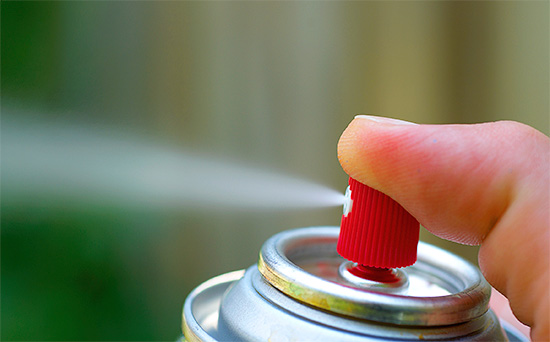 En général, les préparations en aérosol prêtes à l'emploi sont inférieures en termes d'efficacité et d'économie aux concentrés des insectifuges ci-dessus.