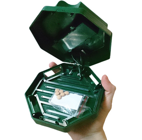 Un exemple de piège à cafards électrique.