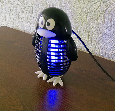 Un exemple d'exterminateur d'insectes domestique basé sur une lampe ultraviolette.