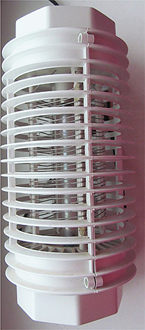 L'exterminateur d'insectes a une grille de protection spéciale afin qu'une personne ne puisse pas toucher le treillis métallique de choc électrique.