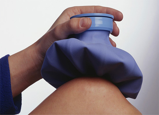 Comme premiers soins après une piqûre de guêpe, il est utile d'appliquer une compresse froide sur la zone touchée pour réduire le taux d'absorption du poison dans la circulation sanguine et réduire l'enflure.