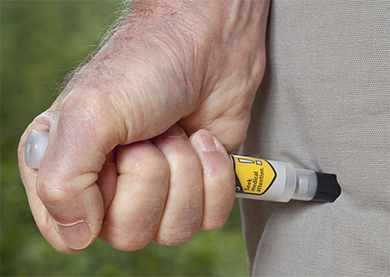 A l'aide d'un auto-injecteur, l'adrénaline peut être injectée directement à travers les vêtements pour ne pas perdre un temps précieux.