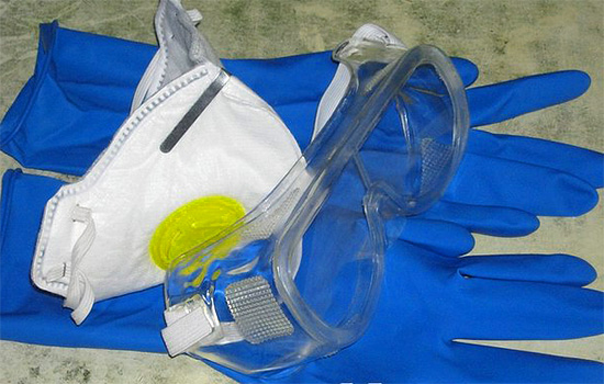 Lorsque vous travaillez avec des insecticides, assurez-vous d'utiliser un équipement de protection individuelle.