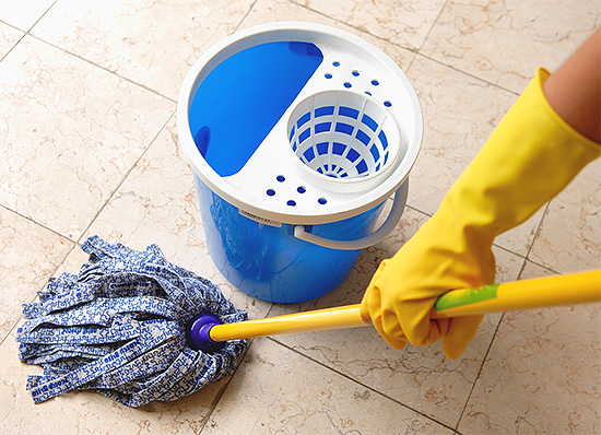 Quelques heures après la fin de la procédure, il est nécessaire d'effectuer un nettoyage humide dans la pièce.