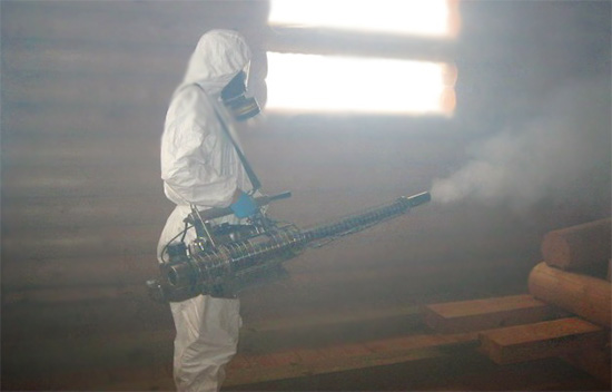 Traitement de la pièce contre les insectes en utilisant la méthode du brouillard chaud.