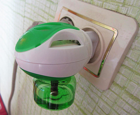 Les fumigateurs sont un remède efficace non seulement contre les moustiques, mais aussi contre les mites, mais tout le monde n'est pas prêt à respirer des produits chimiques dans l'appartement.