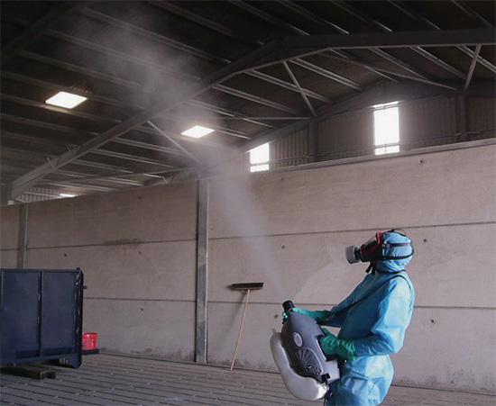 La photo montre un exemple de générateur de brouillard froid en action.