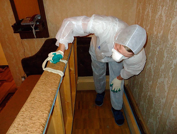 Avant même l'arrivée des ouvriers de service, il peut être nécessaire d'éloigner les meubles des murs...