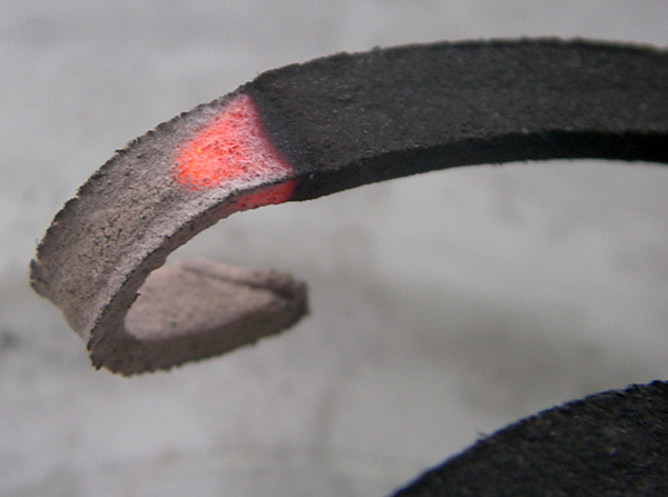 La photo montre un serpentin anti-moustique qui couve.