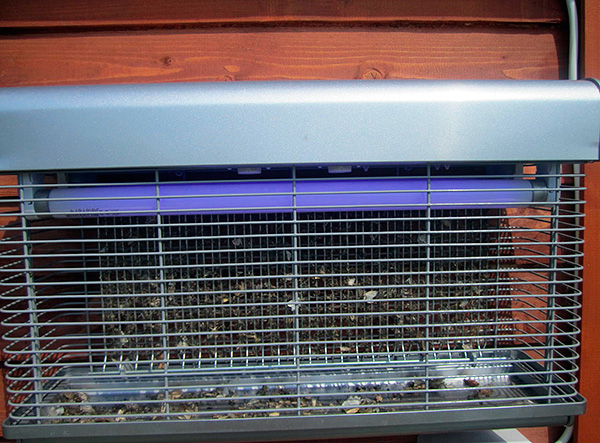 Les insecticides électriques attirent les insectes volants avec la lumière d'une lampe ultraviolette, puis les détruisent avec une décharge électrique.