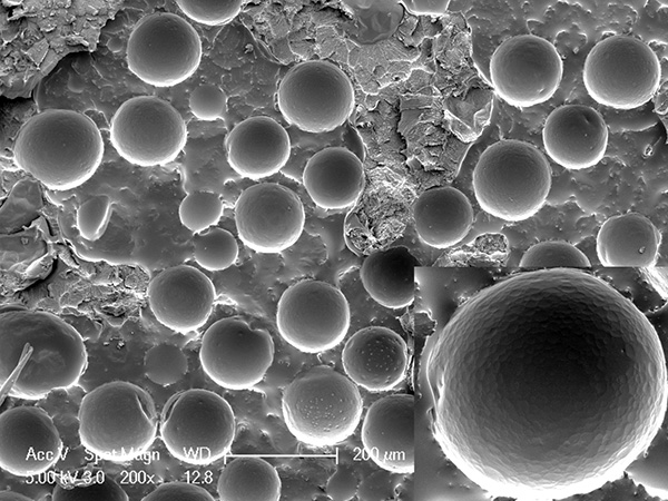 Dans les préparations microencapsulées, l'insecticide se présente sous forme de minuscules particules (capsules).