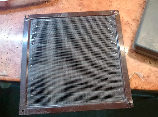 Pour empêcher les punaises de lit, les cafards et autres insectes des voisins d'entrer dans la pièce, une grille à mailles fines peut être installée sur le trou de ventilation.