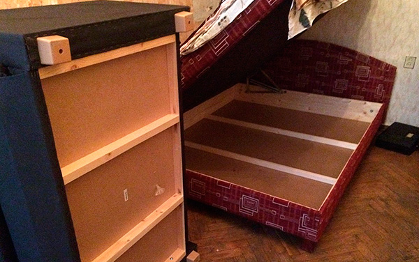 Lors du traitement, n'oubliez pas les parois arrière et intérieures du meuble - les nids de parasites se trouvent souvent ici.