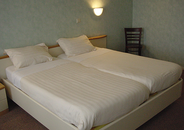 Les parasites peuvent être ramassés dans les hôtels bon marché.