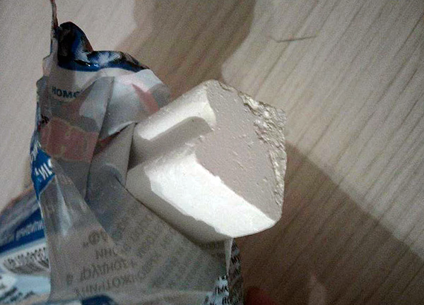 Le support d'insecticides à Mashenka est de la craie ordinaire