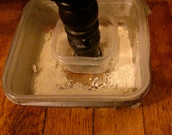 Les pieds du lit peuvent être placés dans des récipients en plastique contenant de la poudre insecticide - les insectes, essayant d'atteindre la victime, s'y saliront inévitablement.