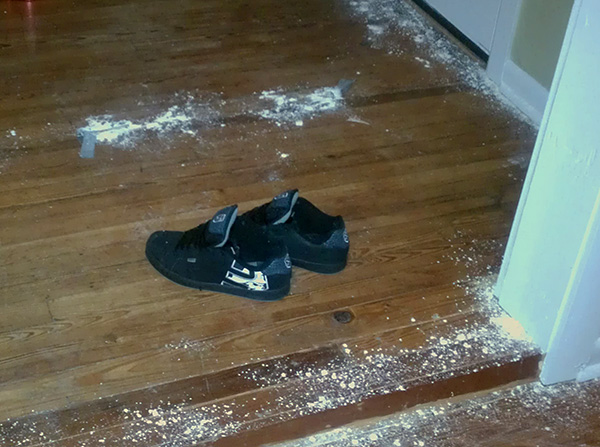 Il convient de garder à l'esprit que la poudre est capable de saupoudrer et d'être transportée dans la pièce, par exemple par un courant d'air, des enfants ou des animaux domestiques.