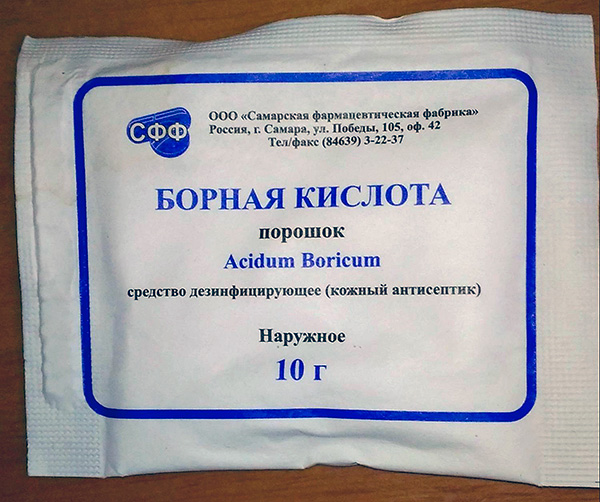 La poudre d'acide borique est très toxique pour les cafards et peut être facilement achetée dans n'importe quelle pharmacie.
