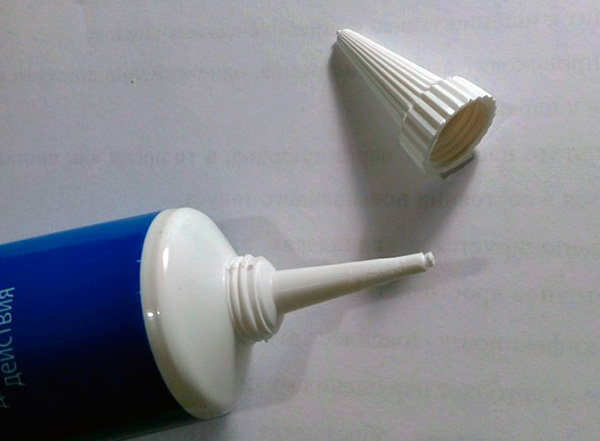 Certains tubes en plastique ont une buse étroite, grâce à laquelle il est pratique de presser le gel sous forme de bandes et de petites gouttes.