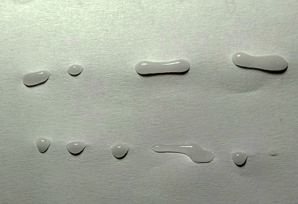 Le gel peut être appliqué aussi bien en lignes qu'en gouttes.