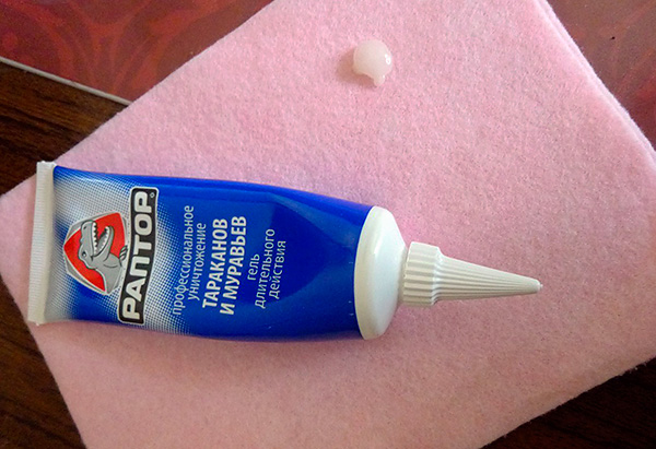 Par rapport aux seringues, les tubes en plastique doivent être fortement écrasés pour extraire les restes de produit - et c'est leur inconvénient.