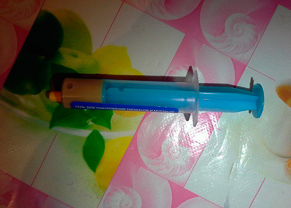 Les insecticides synthétiques modernes sont utilisés comme substances toxiques dans les gels.