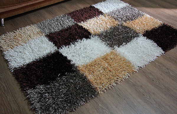 Souvent, les puces sont prises dans la maison de la litière des animaux domestiques, cachant les œufs et les larves dans leur tas.