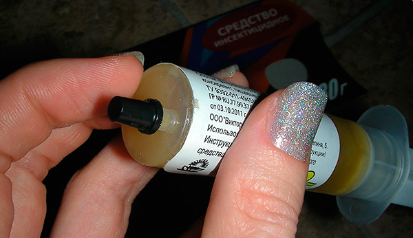 De nombreux gels anti-cafards sont présentés dans des seringues.