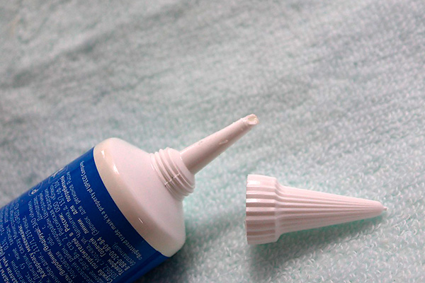 De plus, les médicaments peuvent être conditionnés dans des tubes en plastique à bec étroit.