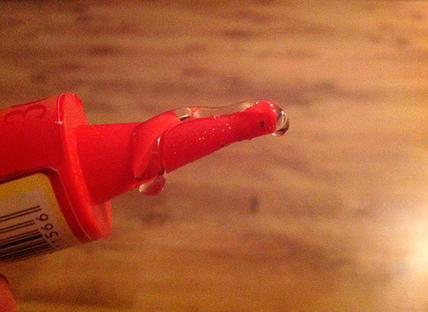 Par exemple, le gel anti-cafard Rubit n'a pas de couleur et est presque transparent.