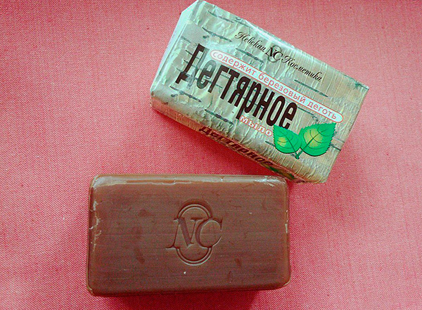 Le savon au goudron aide à éliminer les puces en les éloignant des chats et des chiens.