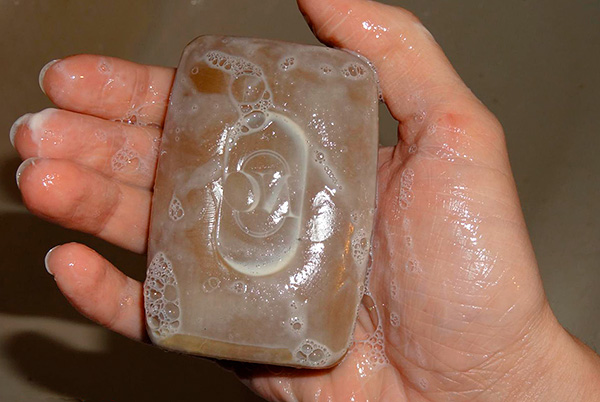 Lors de l'utilisation de savon au goudron, les effets secondaires sont extrêmement rares, ce qui nous permet de considérer ce remède comme une alternative sûre aux préparations insecticides.