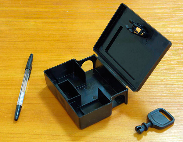 Voici à quoi ressemble la station d'appât - le poison peut être placé dans ses compartiments.